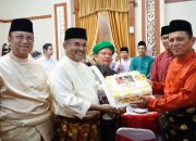 Bupati Karimun Beri Kejutan Kue Ulang Tahun ke Gubernur Kepri