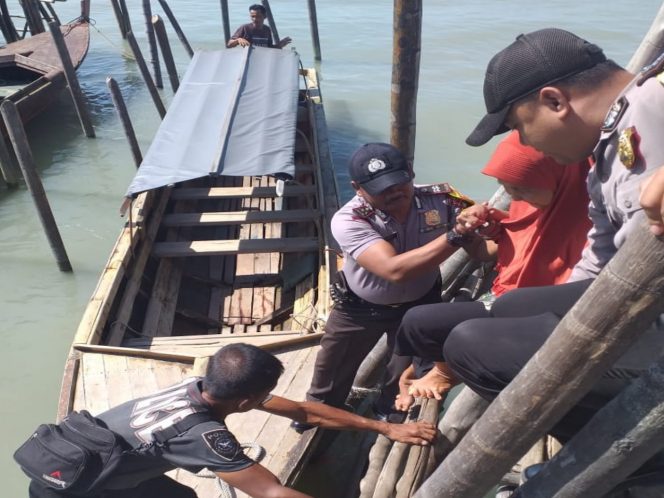 
					Para Bhabinkamtibmas Polsek Balai Karimun saat menolong ibu Aisyah yang sedang sakit turun ke boat pancung menuju Desa Parit di pelabuhan Pelantar Goyang Gabion, Kecamatan Karimun, Kabupaten Karimun, Rabu (26/2/2020).