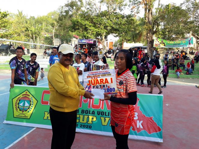 
					Bupati Karimun, Aunur Rafiq menyerahkan piala kepada salah satu pemain tim WJK putri yang meraih juara 1 turnamen bola voli KBK Cup VI, Sabtu (29/2/2020) sore.