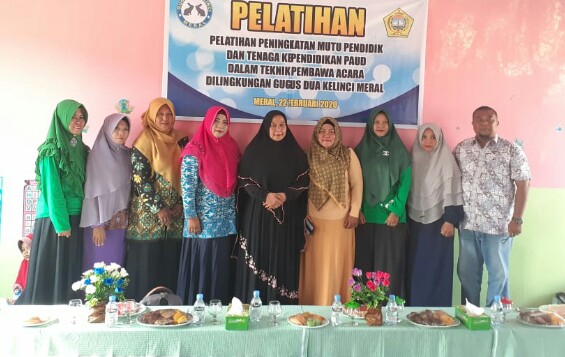 
					Kabid PAUD dan PNF Disdik Karimun, Heni Riawati foto bersama dengan para peserta usai membuka pelatihan teknik MC, di TK Al Ihsan Karimun, Sabtu (22/2 /2020).