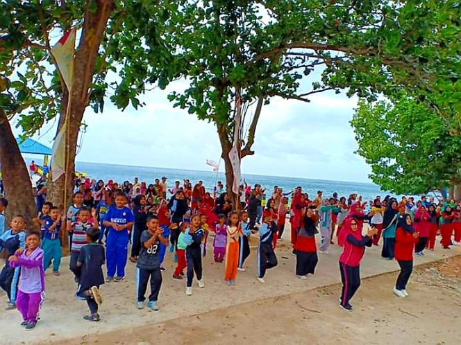
					Senam sehat yang dilaksanakan RDS bekerja sama dengan DPP LSM Forum Pemantau APBD dan APBN (FORTARAN), Minggu (23/2/20) di Arung Hijau Desa Tiangau, Kecamatan Siantan Selatan, Kabupaten Kepulauan Anambas.