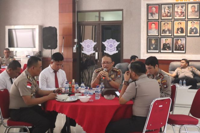 
					Kapolresta Barelang, AKBP Purwadi Wahyu Anggoro menyampaikan arahan pada acara coffee morning bersama Pejabat Utama (PJU) dan Kapolsek jajaran Polresta Barelang, Senin (24/2/2020).