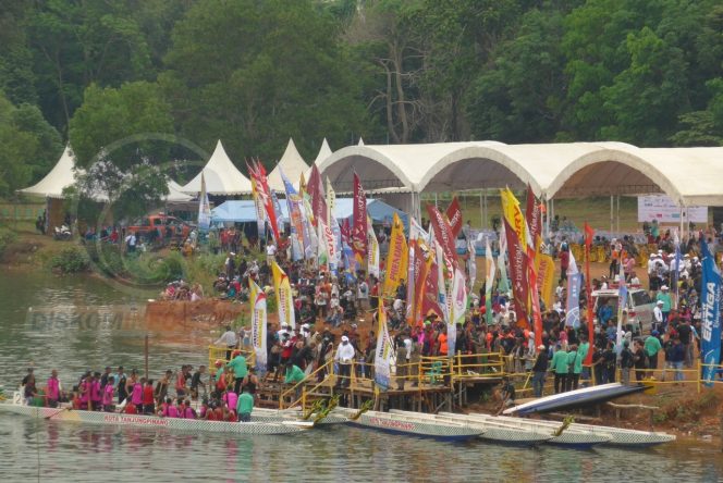 
					Gelaran Tanjungpinang International Dragon Boat Race yang merupakan rangkaian Festival Bahari Kepri dilaksanakan di Sungai Carang, Tanjungpinang. (Foto: istimewa).