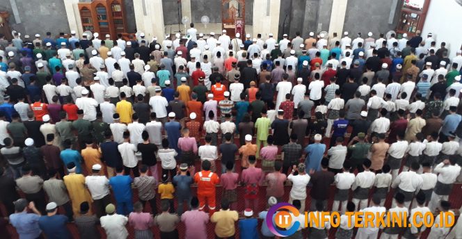 
					Jamaah Shalat Jumat di Masjid Agung Kabupaten Karimun (13/3/2020).