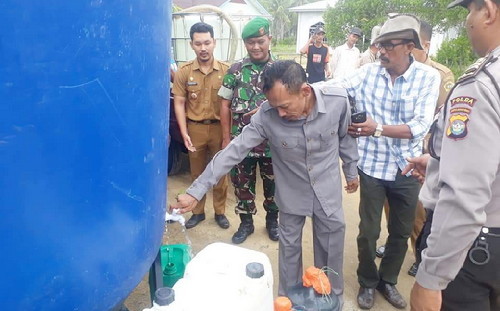 
					Direktur PDAM Tirta Karimun, Indra Santo saat membagikan air bersih ke warga di Tanjung Batu Kundur, Senin (16/3/2020).