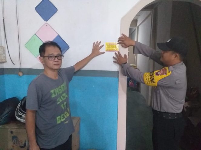
					Personel Polsek Balai memasang stiker imbauan kamtibmas di rumah warga, Sabtu (7/3/2020).