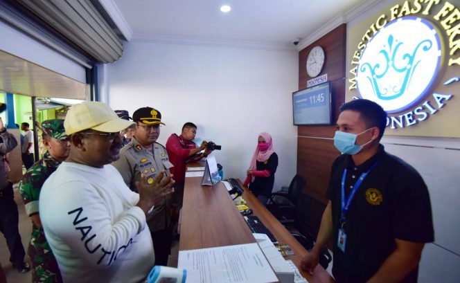
					Bupati Karimun, Aunur Rafiq saat memberikan imbauan terkait virus corona pada agen kapal di pelabuhan Tanjung Balai Karimun, Sabtu (14/3/2020). (Foto: Candra Prasetya/Humas Pemkab Karimun).