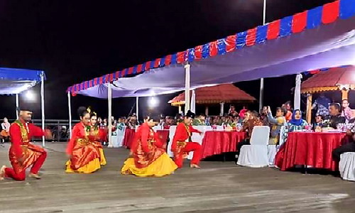 
					Tari Zapin Menjale yang memeriahkan Gala dinner Gerakan Pembangunan Terpadu Kawasan Perbatasan (Gerbangdutas)  dilaksanakan di Batu Lepe, Kabupaten Kepulauan Anambas, Senin (16/3/2020) malam.