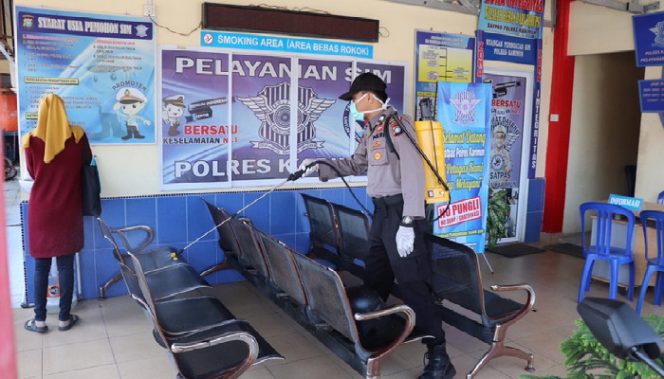 
					Anggota polisi sedang meyemprotkancairan disinfektan di salah satu ruang pelayanan Mako Polres, Selasa (17/3/2020).