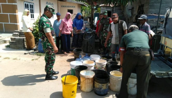 
					Warga di Kelurahan Moro sedang menerima air bersih gratis yang dibagikan oleh Koramil Moro, Rabu (18/3/2020).