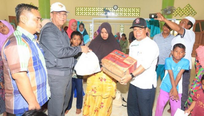 
					Wakil Bupati Karimun, Anwar Hasyim menyerahkan bantuan kepada salah seorang keluarga nelayan Kecamatan Moro yang ditangkap pihak keamanan Malaysia, Minggu (22/3/2020). (Foto: istimewa).