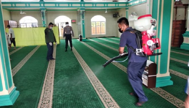 
					Penyemprotan cairan disinfektan disalah satu Masjid di Kecamatan Tebing dalam mencegah penyebaran virus corona atu Covid-19, Senin (23/3/2020).