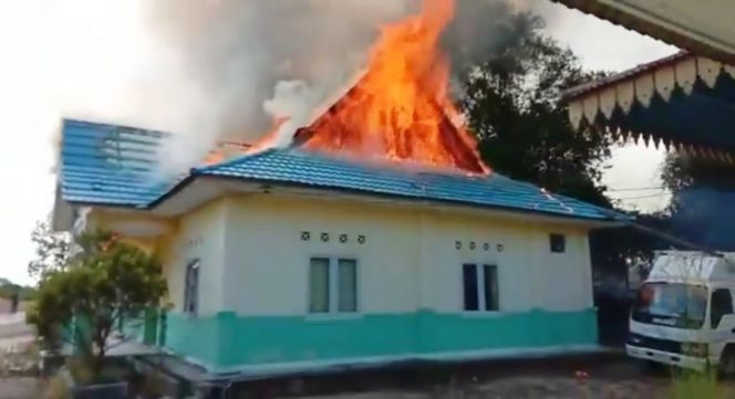 
					Api menyala membakar KUA lama Kecamatan Tebing, pada, Senin (2/3/2020) sekitar pukul 14.40 WIB.