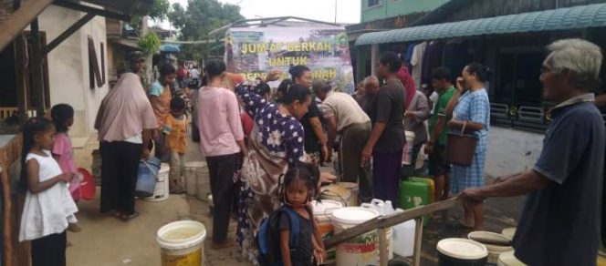 
					Warga Desa pauh, Kecamatan Moro, Kabupaten Karimun sedang mengantri memperoleh air berish gratis dari Koramil 02/Moro Kodim 0317/TBK, Jumat (20/3/2020).