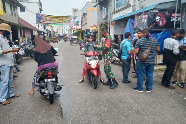 
					Personel Koramil 02/Moro Kodim 0317/TBK membagikan masker gratis kepada warga di Kecamatan Moro, Kabupaten Karimun, Senin (6/4/2020).