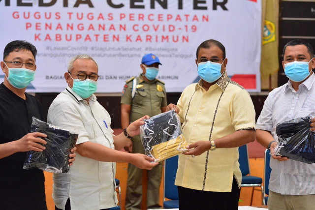 
					Sekda, HM Firmansyah menyerahkan ribuan masker sumbangan dari ASN di di Sekretariat Daerah Kantor Bupati Karimun secara simbolis kepada Bupati Karimun, Aunur Rafiq di Gedung Naaional, Sabtu (11/4/2020).