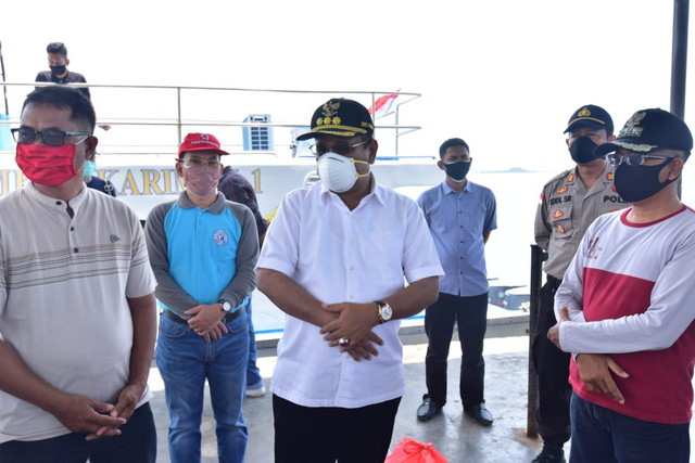 
					Bupati Karimun, Aunur Rafiq (tengah) sedang berada di salah satu pelabuhan di luar Pulau Karimun, Sabtu (18/4/2020). (Foto: Candra Prasetya/Humas Pemkab Karimun).