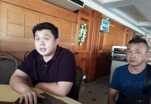 
					Billy (kiri) memberikan keterangan kepada wartawan di Hotel Holiday Tanjung Balai Karimun, Senin 29 Juli 2019 sore. 