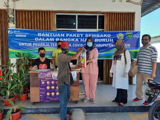 
					Penyerahan paket sembako gratis di Kantor BPJAMSOSTEK Tanjung Balai Karimun, Kamis (7/5/2020).