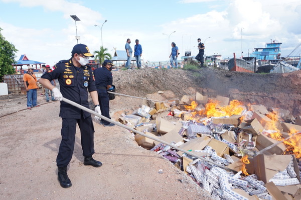 
					Kepala Kantor Wilayah DJBC Khusus Kepri, Agus Yulianto membakar BMN hasil penindakan dan pemusnahan barang bukti penyidikan saat pemusnahan, Kamis (14/5/2020) siang.