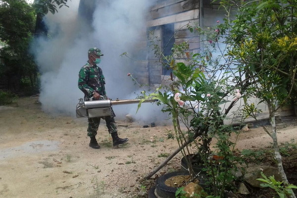 
					Babinsa Kelurahan Darussalam, Pelda J Gultom saat melaksanakan pengasapan atau fogging (penyemprotan sarang nyamuk) untuk mencegah penyebaran penyakit DBD di wilayah binaannya, Jumat (1/5/2020).