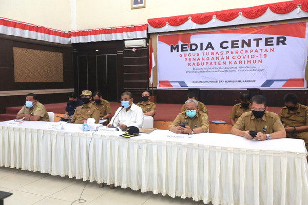 
					Bupati Karimun, Aunur Rafiq melalukan video conference dengan Camat, Lurah dan Kades di Gedung Nasional, Selasa (5/5/2020).