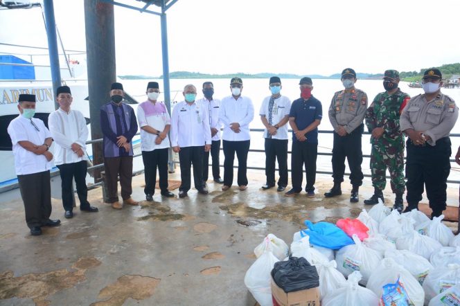 
					Paket sembako dan masker bantuan ASN Pemkab Karimun yang dibagikan di 8 kecamatan luar Pulau Karimun kemarin oleh Bupati Karimun, Aunur Rafiq.