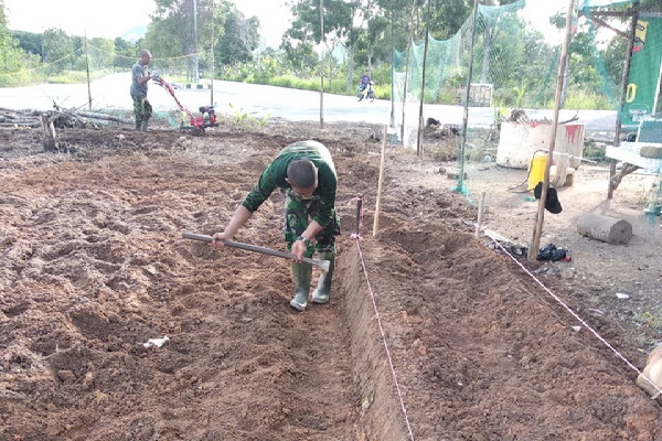 
					Anggota Kodim 0317/TBK sedang mengerjakan pembukaan lahan pertanian program Hanpangan, di RT 01 RW 01 Kelurahan Darusalam, Kecamatan Meral Barat, Kabupaten Karimun.