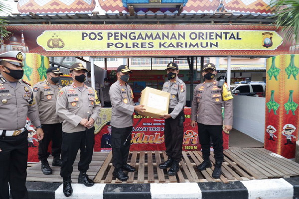 
					Kapolda Kepri, Irjen Pol Aris Budiman saat berada di salah satu Pos Pengamanan Polres Karimun, Jumat (22/5/2020).
