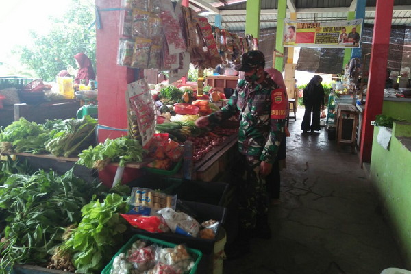 
					Babinsa Kelurahan Teluk Uma Kecaman Tebing, Serka Sujoko mengecek harga sembako di Pasar PN, Rabu (27/5/2020).