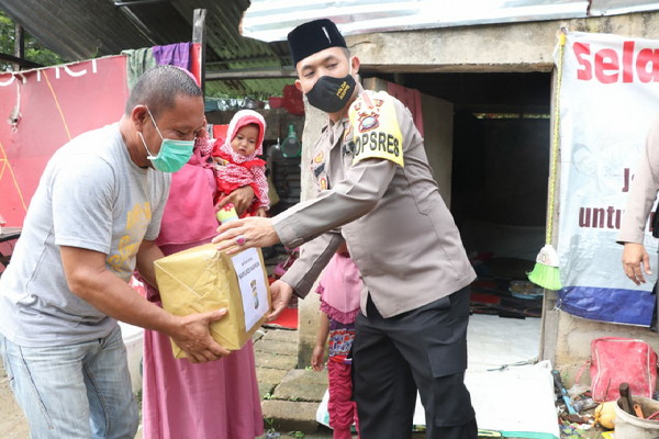 
					Kapolres Karimun, AKBP Muhammad Adenan membagikan bantuan kepada Arifin berusia umur 45 tahun, warga Dusun Rukun RT 001 RW Desa Pangke Barat, Kecamatan Meral Barat, Kabupaten Karimun, Kepri, Jumat (29/5/2020) siang.