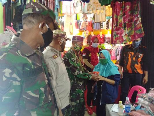 
					

Pjs Danramil 01/Balai, Kpt inf Istain Tamimi saat membagikan vitamin ke pedagang Pasar Puan Maimun, Senin (18/5/2020).