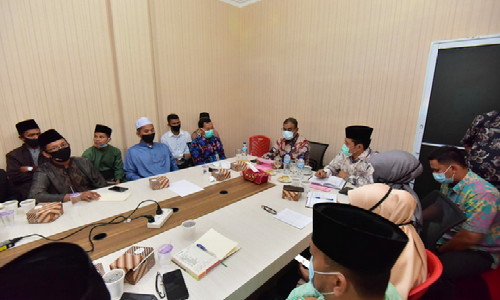 
					Bupati Karimun, Aunur Rafiq memimpin rapat bersama pengurus Pondok Pesantren se-Kabupaten Karimun dengan pembahasan mengenai penanganan penyebaran Covid-19 di kantornya, Kamis (4/6/2020).