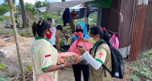 
					Anggota Pemuda Katolik Komisariat Cabang Kabupaten Karimun, Provinsi Kepulauan Riau membagikan paket sembako gratis dari Kemensos RI kepada warga yang kurang mampu untuk menghadapi pandemi Covid-19, Minggu (7/6/2020).