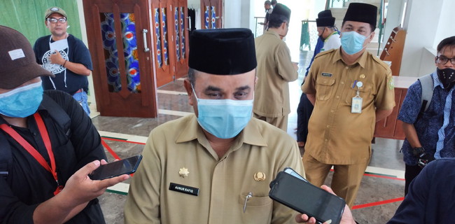 
					Buati Karimun, Aunur Rafiq diwawancara wartawan di Masjid Agung Karimun, Selasa (7/7/2020).