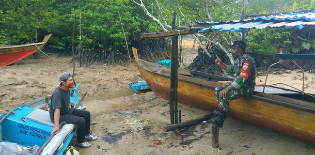 
					Babinsa Kelurahan Tebing Kodim 0317/TBK, Sertu Hadi Gunawan saat melaksanakan komsos dengan nelayan di wilayah binaannya, Selasa (7/7/2020).
