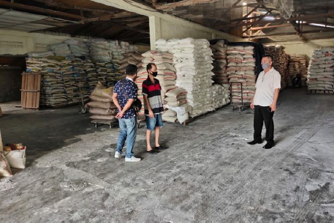 
					Anggota Polsek Balai Karimun sedamg mengecek harga dan stok di gudang sembako, Selasa (14/7/2020) siang.