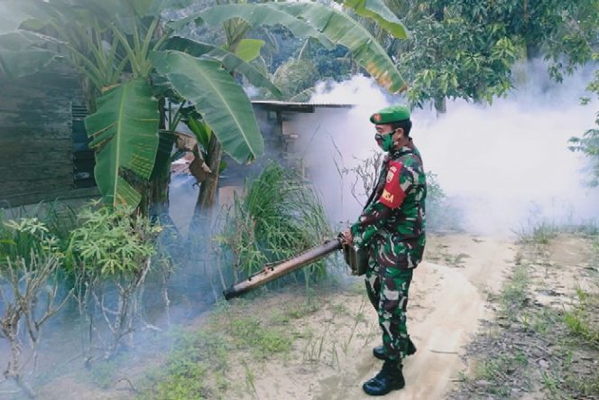 
					Babinsa Kelurahan Darussalam, Kecamatan Meral Barat, Serda Suryono melakukan pengasapan atau fogging (penyemprotan sarang nyamuk DBD) di wilayah binaannya, Jumat (17/7/2020).