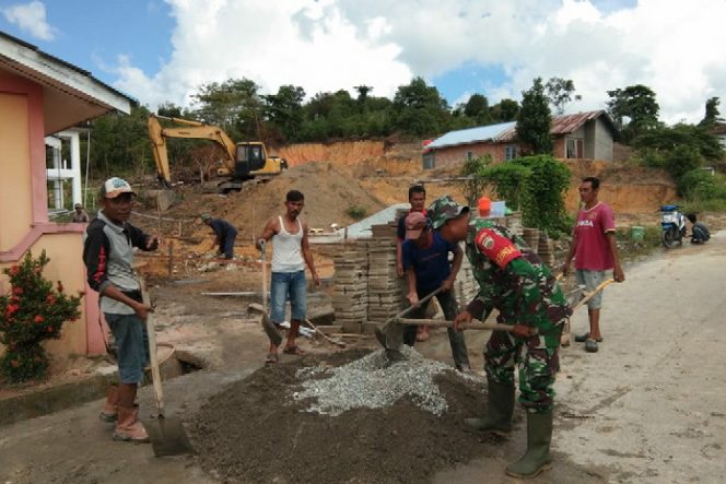 
					Babinsa Kelurahan Pamak Kodim 0317/TBK, Serka Sukaryono bersama warga setempat melaksanakan gotong royong
membangun Kantor Koperasi Nelayan KNB3, Minggu (19/7/2020).