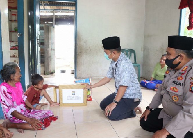 
					Kapolres Karimun, AKBP Muhammad Adenan memberikan santunan dan sembako kepada ibu Sabariah, warga RT 01 RW 04 Desa Pongkar Kecamatan Tebing di Hari Raya Idul Adha 1441 H, Jumat, (31/7/2020). 