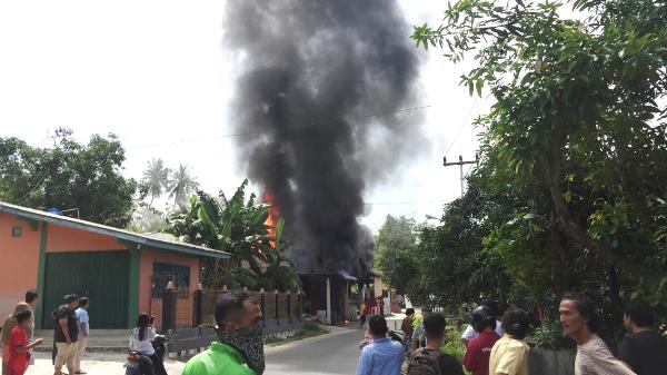 
					Kebakaran kios bensin (Pertamini) di RT 001 RW 001 Kelurahan  Harjosari Kecamatan Tebing, Kabupaten Karimun, Rabu (1/7/2020) sekitar pukul 13.30 WIB.