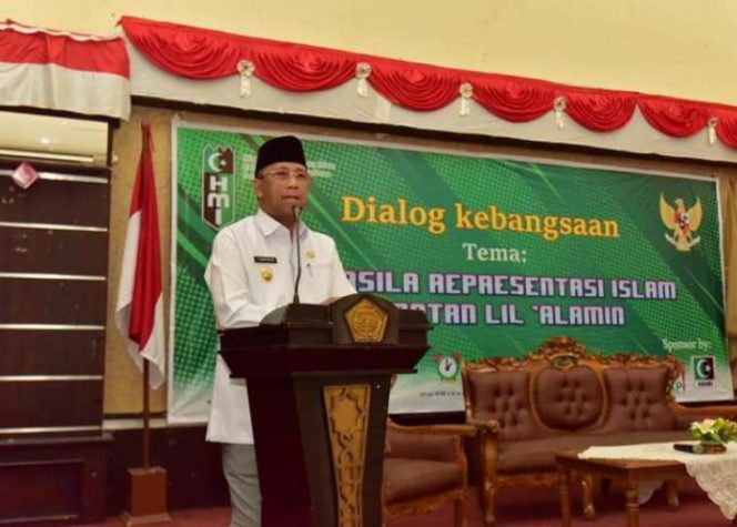 
					Wakil Bupati Karimun, Anwar Hasyim saat membuka dialog kebangsaan dengan teman “Pancasil Representase Islam Rahmatan Lil ‘Alamin”, di Gedung Nasional Tanjung Balai Karimun, Senin (24/2/2020) kemarin. (Foto: istimewa).
