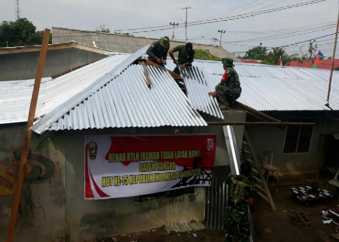 
					Babinsa Kelurahan Tebing, Sertu Hadi Gunawan bersama anggota Kodim 0317/TBK memasang atap rumah warga tak layak huni di RT 001 RW 002 Tebing, Kabupaten Karimun yang direhab, Sabtu (1/8/2020).