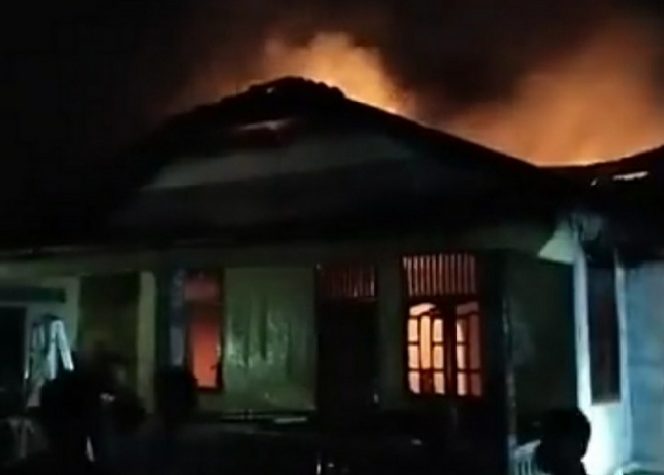
					Api membakar 1 rumah warga ataa nama Usuf di Kelurahan Alai Kecamatan Ungar, Kabupaten Karimun, sekitar pukul 20.00 WIB, Sabtu (1/8/2020). (Foto: istimewa).