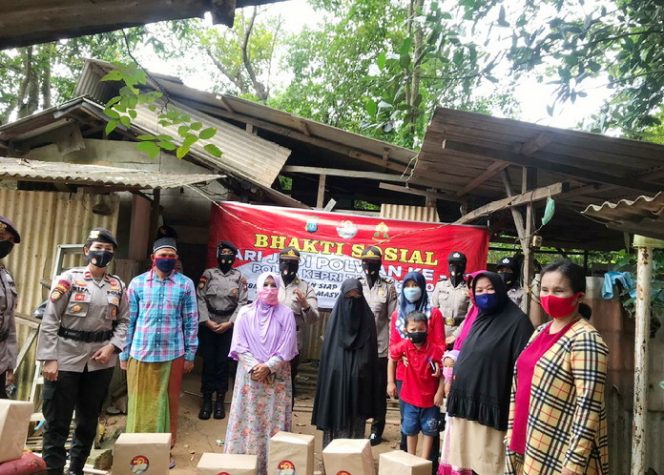 
					Polwan Polda Kepri saat berbagi bingkisan kepada warga dibeberapa lokasi di Kota Batam dalam rangka memperingati Hari Polisi Wanita ke-72 yang jatuh pada tanggal 1 September 2020 nanti, Selasa (4/8).