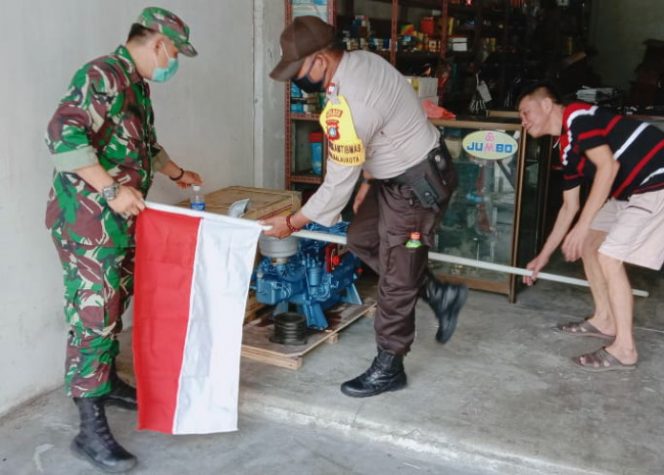 
					Personel Polsek Balai, Babinsa dan Lurah (3 Pilar) membantu warga di Kecamatan Karimun, Kabupaten Karimun memasang Bendera Merah Putih dalam memeriahkan HUT RI ke-75 tahun 2020 kemarin.