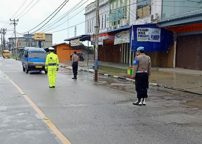 
					Personel Polres Karimun melaksanakan pengamanan di jalan protokol Kabupaten Karimun, Provinsi Kepri jelang detik-detik Proklamasi Kemerdekaan Republik Indonesia ke 75, Senin (17/8/2020).