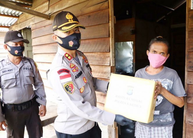 
					Kapolres Karimun, AKBP Muhammad Adenan membagikan paket sembako gratis kepada warga tidak mampu yang terdampak Covid-19, dalam rangka memeriahkan HUT Kemerdekaan Republik Indonesia ke 75, Rabu (19/8/2020).