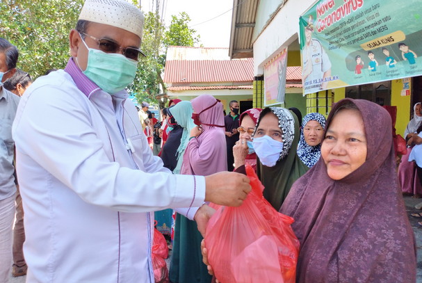 
					Bupati Karimun, Aunur Rafiq membagikan paket sembako dari PSMTI secara simbolis kepada warga RT 02 RW 02 Telaga Timah Kelurahan Sungai Lakam Barat, Kecamatan Karimun, Jumat (11/9/2020).