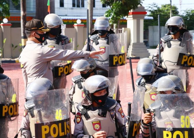 
					Kapolres Karimun, AKBP Muhammad Adenan memgecek latihan simulasi pengamanan dan pembubaran aksi unjuk rasa, dalam menghadapi pengamanan Pilkada 2020, Rabu (2/9/2020).